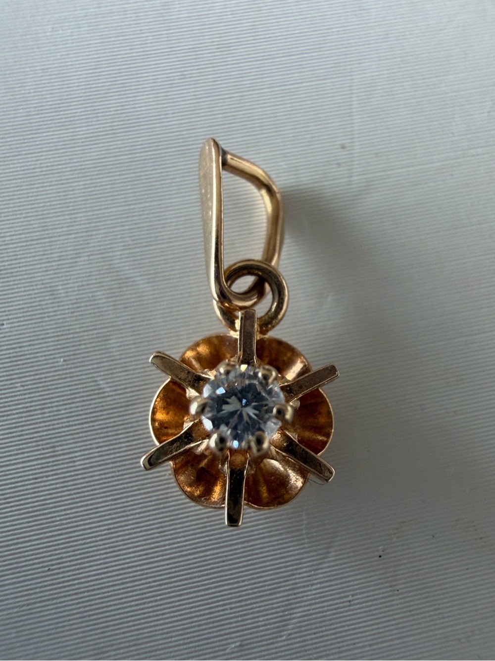 Solid 10K gold vintage flower pendant with clear round faceted gemstone